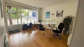Location                                                      Local commercial
                        
                     2 pièces                      33 m2                     à Vanves
