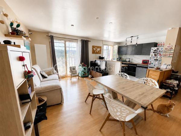 Découvrez ce splendide duplex de 64 m² situé dans un quartier résidentiel paisible de Ris-Orangis, offrant une qualité de vie exceptionnelle grâce à sa proximité urbaine et son ambiance chaleureuse. Ce bien lumineux et calme dispose de trois pièces.

L'agencement intérieur se compose d'un séjour lumineux, d'une cuisine moderne ouverte avec bar ,
a l étage vous trouverez 2 chambres  et d'une salle de bain spacieuse. Les menuiseries de haute qualité et le double vitrage assurent une excellente isolation. 

 une terrasse orientée sud-ouest pour profiter d'une vue dégagée.


À l'extérieur,  un parking privé et un box fermé  complètent ce bien. La sécurité est assurée par un digicode et un interphone. 
LES +
Faibles charges 
radiateurs changés
ballon d eau recent 
fenetres PVC double vitrage 

un espace vert commun et privatif  à la co proprieté pour profiter des belles journées

Avec des charges annuelles de seulement 1268 € et une taxe foncière de 1332,99 €, profitez des commodités à proximité : commerces, écoles, et transports. Idéal pour une vie agréable et pratique.