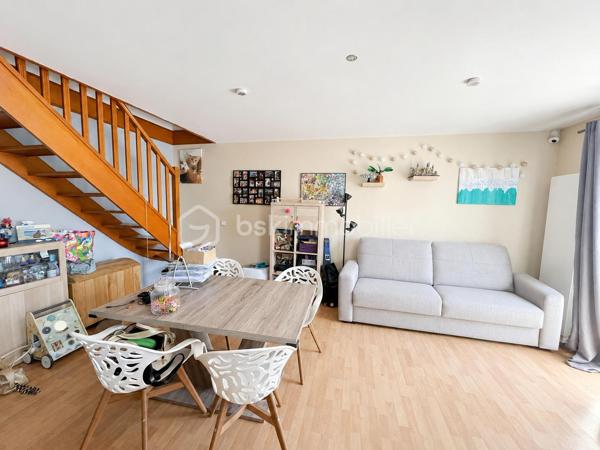 Découvrez ce splendide duplex de 64 m² situé dans un quartier résidentiel paisible de Ris-Orangis, offrant une qualité de vie exceptionnelle grâce à sa proximité urbaine et son ambiance chaleureuse. Ce bien lumineux et calme dispose de trois pièces.

L'agencement intérieur se compose d'un séjour lumineux, d'une cuisine moderne ouverte avec bar ,
a l étage vous trouverez 2 chambres  et d'une salle de bain spacieuse. Les menuiseries de haute qualité et le double vitrage assurent une excellente isolation. 

 une terrasse orientée sud-ouest pour profiter d'une vue dégagée.


À l'extérieur,  un parking privé et un box fermé  complètent ce bien. La sécurité est assurée par un digicode et un interphone. 
LES +
Faibles charges 
radiateurs changés
ballon d eau recent 
fenetres PVC double vitrage 

un espace vert commun et privatif  à la co proprieté pour profiter des belles journées

Avec des charges annuelles de seulement 1268 € et une taxe foncière de 1332,99 €, profitez des commodités à proximité : commerces, écoles, et transports. Idéal pour une vie agréable et pratique.