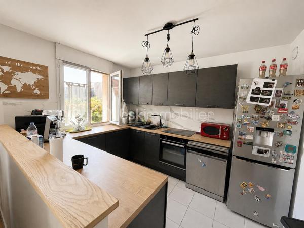 Découvrez ce splendide duplex de 64 m² situé dans un quartier résidentiel paisible de Ris-Orangis, offrant une qualité de vie exceptionnelle grâce à sa proximité urbaine et son ambiance chaleureuse. Ce bien lumineux et calme dispose de trois pièces.

L'agencement intérieur se compose d'un séjour lumineux, d'une cuisine moderne ouverte avec bar ,
a l étage vous trouverez 2 chambres  et d'une salle de bain spacieuse. Les menuiseries de haute qualité et le double vitrage assurent une excellente isolation. 

 une terrasse orientée sud-ouest pour profiter d'une vue dégagée.


À l'extérieur,  un parking privé et un box fermé  complètent ce bien. La sécurité est assurée par un digicode et un interphone. 
LES +
Faibles charges 
radiateurs changés
ballon d eau recent 
fenetres PVC double vitrage 

un espace vert commun et privatif  à la co proprieté pour profiter des belles journées

Avec des charges annuelles de seulement 1268 € et une taxe foncière de 1332,99 €, profitez des commodités à proximité : commerces, écoles, et transports. Idéal pour une vie agréable et pratique.