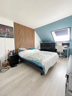 Découvrez ce splendide duplex de 64 m² situé dans un quartier résidentiel paisible de Ris-Orangis, offrant une qualité de vie exceptionnelle grâce à sa proximité urbaine et son ambiance chaleureuse. Ce bien lumineux et calme dispose de trois pièces.

L'agencement intérieur se compose d'un séjour lumineux, d'une cuisine moderne ouverte avec bar ,
a l étage vous trouverez 2 chambres  et d'une salle de bain spacieuse. Les menuiseries de haute qualité et le double vitrage assurent une excellente isolation. 

 une terrasse orientée sud-ouest pour profiter d'une vue dégagée.


À l'extérieur,  un parking privé et un box fermé  complètent ce bien. La sécurité est assurée par un digicode et un interphone. 
LES +
Faibles charges 
radiateurs changés
ballon d eau recent 
fenetres PVC double vitrage 

un espace vert commun et privatif  à la co proprieté pour profiter des belles journées

Avec des charges annuelles de seulement 1268 € et une taxe foncière de 1332,99 €, profitez des commodités à proximité : commerces, écoles, et transports. Idéal pour une vie agréable et pratique.