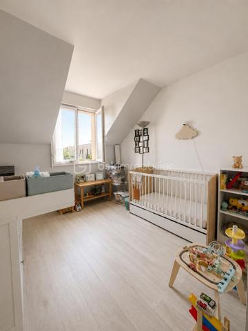 Découvrez ce splendide duplex de 64 m² situé dans un quartier résidentiel paisible de Ris-Orangis, offrant une qualité de vie exceptionnelle grâce à sa proximité urbaine et son ambiance chaleureuse. Ce bien lumineux et calme dispose de trois pièces.

L'agencement intérieur se compose d'un séjour lumineux, d'une cuisine moderne ouverte avec bar ,
a l étage vous trouverez 2 chambres  et d'une salle de bain spacieuse. Les menuiseries de haute qualité et le double vitrage assurent une excellente isolation. 

 une terrasse orientée sud-ouest pour profiter d'une vue dégagée.


À l'extérieur,  un parking privé et un box fermé  complètent ce bien. La sécurité est assurée par un digicode et un interphone. 
LES +
Faibles charges 
radiateurs changés
ballon d eau recent 
fenetres PVC double vitrage 

un espace vert commun et privatif  à la co proprieté pour profiter des belles journées

Avec des charges annuelles de seulement 1268 € et une taxe foncière de 1332,99 €, profitez des commodités à proximité : commerces, écoles, et transports. Idéal pour une vie agréable et pratique.