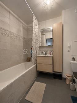 Découvrez ce splendide duplex de 64 m² situé dans un quartier résidentiel paisible de Ris-Orangis, offrant une qualité de vie exceptionnelle grâce à sa proximité urbaine et son ambiance chaleureuse. Ce bien lumineux et calme dispose de trois pièces.

L'agencement intérieur se compose d'un séjour lumineux, d'une cuisine moderne ouverte avec bar ,
a l étage vous trouverez 2 chambres  et d'une salle de bain spacieuse. Les menuiseries de haute qualité et le double vitrage assurent une excellente isolation. 

 une terrasse orientée sud-ouest pour profiter d'une vue dégagée.


À l'extérieur,  un parking privé et un box fermé  complètent ce bien. La sécurité est assurée par un digicode et un interphone. 
LES +
Faibles charges 
radiateurs changés
ballon d eau recent 
fenetres PVC double vitrage 

un espace vert commun et privatif  à la co proprieté pour profiter des belles journées

Avec des charges annuelles de seulement 1268 € et une taxe foncière de 1332,99 €, profitez des commodités à proximité : commerces, écoles, et transports. Idéal pour une vie agréable et pratique.