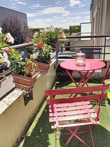Découvrez ce splendide duplex de 64 m² situé dans un quartier résidentiel paisible de Ris-Orangis, offrant une qualité de vie exceptionnelle grâce à sa proximité urbaine et son ambiance chaleureuse. Ce bien lumineux et calme dispose de trois pièces.

L'agencement intérieur se compose d'un séjour lumineux, d'une cuisine moderne ouverte avec bar ,
a l étage vous trouverez 2 chambres  et d'une salle de bain spacieuse. Les menuiseries de haute qualité et le double vitrage assurent une excellente isolation. 

 une terrasse orientée sud-ouest pour profiter d'une vue dégagée.


À l'extérieur,  un parking privé et un box fermé  complètent ce bien. La sécurité est assurée par un digicode et un interphone. 
LES +
Faibles charges 
radiateurs changés
ballon d eau recent 
fenetres PVC double vitrage 

un espace vert commun et privatif  à la co proprieté pour profiter des belles journées

Avec des charges annuelles de seulement 1268 € et une taxe foncière de 1332,99 €, profitez des commodités à proximité : commerces, écoles, et transports. Idéal pour une vie agréable et pratique.