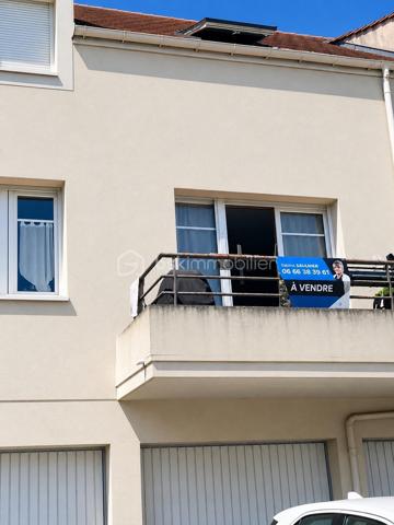 Découvrez ce splendide duplex de 64 m² situé dans un quartier résidentiel paisible de Ris-Orangis, offrant une qualité de vie exceptionnelle grâce à sa proximité urbaine et son ambiance chaleureuse. Ce bien lumineux et calme dispose de trois pièces.

L'agencement intérieur se compose d'un séjour lumineux, d'une cuisine moderne ouverte avec bar ,
a l étage vous trouverez 2 chambres  et d'une salle de bain spacieuse. Les menuiseries de haute qualité et le double vitrage assurent une excellente isolation. 

 une terrasse orientée sud-ouest pour profiter d'une vue dégagée.


À l'extérieur,  un parking privé et un box fermé  complètent ce bien. La sécurité est assurée par un digicode et un interphone. 
LES +
Faibles charges 
radiateurs changés
ballon d eau recent 
fenetres PVC double vitrage 

un espace vert commun et privatif  à la co proprieté pour profiter des belles journées

Avec des charges annuelles de seulement 1268 € et une taxe foncière de 1332,99 €, profitez des commodités à proximité : commerces, écoles, et transports. Idéal pour une vie agréable et pratique.