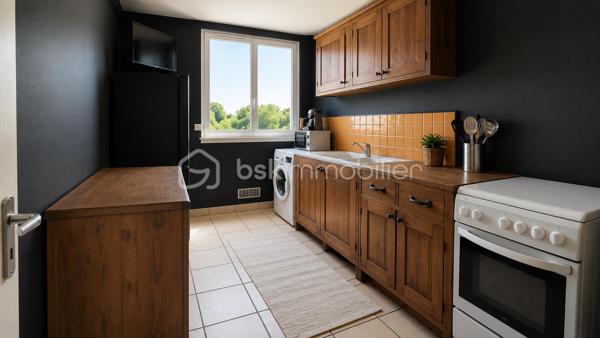 Vente appartement F3 de 67 m² avec cave et parking.

À proximité immédiate des commerces, des écoles et du RER C (à 8 minutes à pied), découvrez cet appartement de 3 pièces de 67 m², situé au 2ème étage d'une résidence fermée, sécurisée et équipée d'un ascenseur.

L'appartement se compose de :

une entrée avec rangements ;
une cuisine indépendante ;
un séjour lumineux bénéficiant d'une exposition plein sud avec une vue dégagée ;
deux chambres ;
une salle de bains ;
un WC indépendant.
 
Vous bénéficierez également d'une cave privative ainsi que d'une place de parking.

Les atouts du bien :

Résidence fermée et sécurisée avec ascenseur  : 

Tableau électrique récemment refait ;
Fibre optique installée ;
Isolation améliorée ;
Nombreux espaces de rangement ;
Cave et place de parking ;
Proximité des transports, commerces (Franprix, centre médical, pharmacie, laverie, etc…) et établissements scolaires.
Travaux de rénovation énergétique de la copropriété déjà votés, avec amélioration attendue du DPE de D vers C
 

Cet appartement sain et bien entretenu offre un beau potentiel de personnalisation selon vos envies.

Charges de copropriété : 250 €/mois, comprenant notamment l'eau froide, l'eau chaude et l'entretien des parties communes.

Travaux de copropriété déjà votés permettront d'améliorer la performance énergétique de l'immeuble et de viser un classement DPE en catégorie C.

Résidence avec gardien