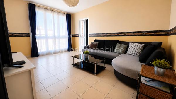 Vente appartement F3 de 67 m² avec cave et parking.

À proximité immédiate des commerces, des écoles et du RER C (à 8 minutes à pied), découvrez cet appartement de 3 pièces de 67 m², situé au 2ème étage d'une résidence fermée, sécurisée et équipée d'un ascenseur.

L'appartement se compose de :

une entrée avec rangements ;
une cuisine indépendante ;
un séjour lumineux bénéficiant d'une exposition plein sud avec une vue dégagée ;
deux chambres ;
une salle de bains ;
un WC indépendant.
 
Vous bénéficierez également d'une cave privative ainsi que d'une place de parking.

Les atouts du bien :

Résidence fermée et sécurisée avec ascenseur  : 

Tableau électrique récemment refait ;
Fibre optique installée ;
Isolation améliorée ;
Nombreux espaces de rangement ;
Cave et place de parking ;
Proximité des transports, commerces (Franprix, centre médical, pharmacie, laverie, etc…) et établissements scolaires.
Travaux de rénovation énergétique de la copropriété déjà votés, avec amélioration attendue du DPE de D vers C
 

Cet appartement sain et bien entretenu offre un beau potentiel de personnalisation selon vos envies.

Charges de copropriété : 250 €/mois, comprenant notamment l'eau froide, l'eau chaude et l'entretien des parties communes.

Travaux de copropriété déjà votés permettront d'améliorer la performance énergétique de l'immeuble et de viser un classement DPE en catégorie C.

Résidence avec gardien