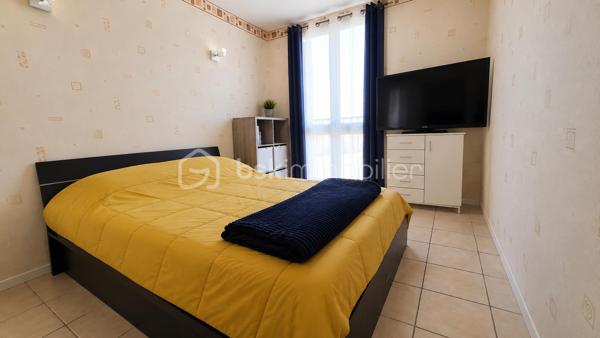Vente appartement F3 de 67 m² avec cave et parking.

À proximité immédiate des commerces, des écoles et du RER C (à 8 minutes à pied), découvrez cet appartement de 3 pièces de 67 m², situé au 2ème étage d'une résidence fermée, sécurisée et équipée d'un ascenseur.

L'appartement se compose de :

une entrée avec rangements ;
une cuisine indépendante ;
un séjour lumineux bénéficiant d'une exposition plein sud avec une vue dégagée ;
deux chambres ;
une salle de bains ;
un WC indépendant.
 
Vous bénéficierez également d'une cave privative ainsi que d'une place de parking.

Les atouts du bien :

Résidence fermée et sécurisée avec ascenseur  : 

Tableau électrique récemment refait ;
Fibre optique installée ;
Isolation améliorée ;
Nombreux espaces de rangement ;
Cave et place de parking ;
Proximité des transports, commerces (Franprix, centre médical, pharmacie, laverie, etc…) et établissements scolaires.
Travaux de rénovation énergétique de la copropriété déjà votés, avec amélioration attendue du DPE de D vers C
 

Cet appartement sain et bien entretenu offre un beau potentiel de personnalisation selon vos envies.

Charges de copropriété : 250 €/mois, comprenant notamment l'eau froide, l'eau chaude et l'entretien des parties communes.

Travaux de copropriété déjà votés permettront d'améliorer la performance énergétique de l'immeuble et de viser un classement DPE en catégorie C.

Résidence avec gardien