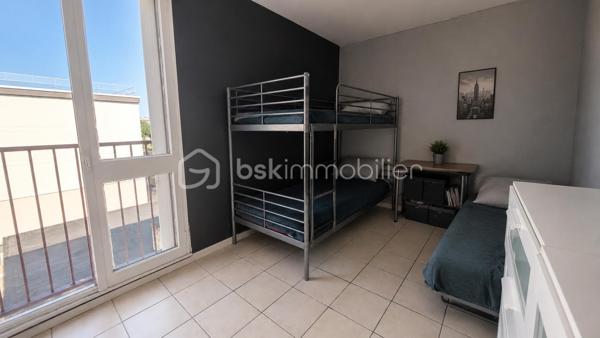 Vente appartement F3 de 67 m² avec cave et parking.

À proximité immédiate des commerces, des écoles et du RER C (à 8 minutes à pied), découvrez cet appartement de 3 pièces de 67 m², situé au 2ème étage d'une résidence fermée, sécurisée et équipée d'un ascenseur.

L'appartement se compose de :

une entrée avec rangements ;
une cuisine indépendante ;
un séjour lumineux bénéficiant d'une exposition plein sud avec une vue dégagée ;
deux chambres ;
une salle de bains ;
un WC indépendant.
 
Vous bénéficierez également d'une cave privative ainsi que d'une place de parking.

Les atouts du bien :

Résidence fermée et sécurisée avec ascenseur  : 

Tableau électrique récemment refait ;
Fibre optique installée ;
Isolation améliorée ;
Nombreux espaces de rangement ;
Cave et place de parking ;
Proximité des transports, commerces (Franprix, centre médical, pharmacie, laverie, etc…) et établissements scolaires.
Travaux de rénovation énergétique de la copropriété déjà votés, avec amélioration attendue du DPE de D vers C
 

Cet appartement sain et bien entretenu offre un beau potentiel de personnalisation selon vos envies.

Charges de copropriété : 250 €/mois, comprenant notamment l'eau froide, l'eau chaude et l'entretien des parties communes.

Travaux de copropriété déjà votés permettront d'améliorer la performance énergétique de l'immeuble et de viser un classement DPE en catégorie C.

Résidence avec gardien