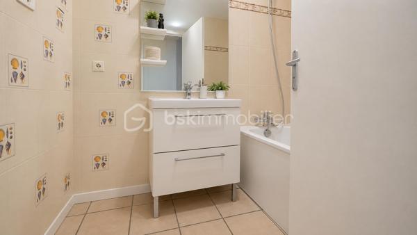 Vente appartement F3 de 67 m² avec cave et parking.

À proximité immédiate des commerces, des écoles et du RER C (à 8 minutes à pied), découvrez cet appartement de 3 pièces de 67 m², situé au 2ème étage d'une résidence fermée, sécurisée et équipée d'un ascenseur.

L'appartement se compose de :

une entrée avec rangements ;
une cuisine indépendante ;
un séjour lumineux bénéficiant d'une exposition plein sud avec une vue dégagée ;
deux chambres ;
une salle de bains ;
un WC indépendant.
 
Vous bénéficierez également d'une cave privative ainsi que d'une place de parking.

Les atouts du bien :

Résidence fermée et sécurisée avec ascenseur  : 

Tableau électrique récemment refait ;
Fibre optique installée ;
Isolation améliorée ;
Nombreux espaces de rangement ;
Cave et place de parking ;
Proximité des transports, commerces (Franprix, centre médical, pharmacie, laverie, etc…) et établissements scolaires.
Travaux de rénovation énergétique de la copropriété déjà votés, avec amélioration attendue du DPE de D vers C
 

Cet appartement sain et bien entretenu offre un beau potentiel de personnalisation selon vos envies.

Charges de copropriété : 250 €/mois, comprenant notamment l'eau froide, l'eau chaude et l'entretien des parties communes.

Travaux de copropriété déjà votés permettront d'améliorer la performance énergétique de l'immeuble et de viser un classement DPE en catégorie C.

Résidence avec gardien