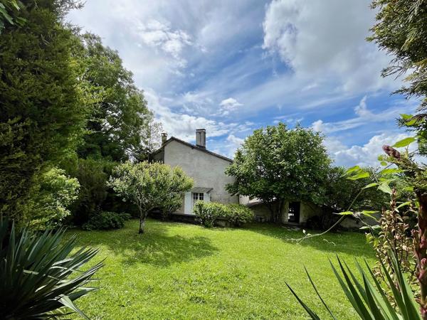 Maison de caractère indépendante transformée en belle résidence familiale