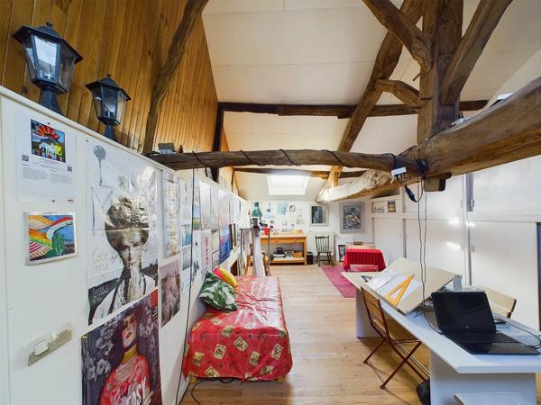 Maison de caractère indépendante transformée en belle résidence familiale
