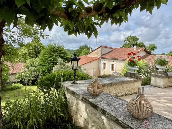 Maison de caractère indépendante transformée en belle résidence familiale