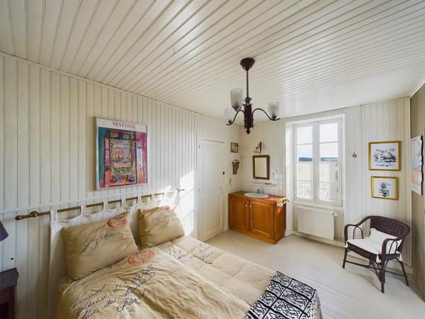 Maison de caractère indépendante transformée en belle résidence familiale