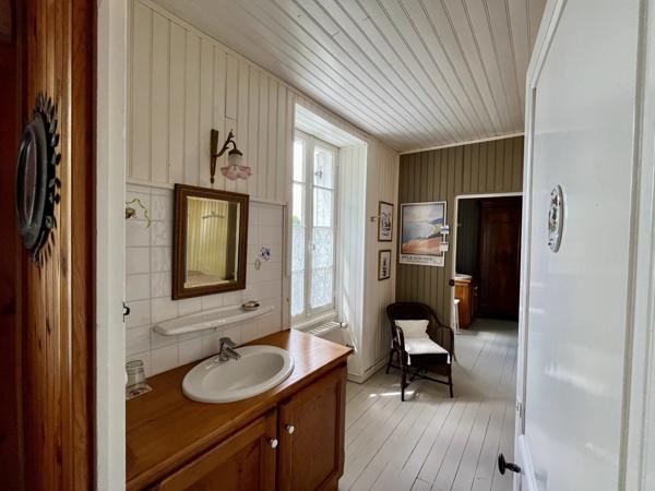 Maison de caractère indépendante transformée en belle résidence familiale