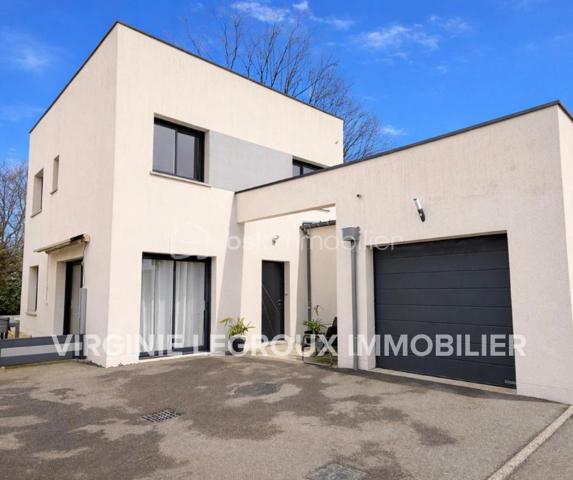 Vous recherchez une maison récente et moderne, dans laquelle vous n'aurez qu'une seule chose à faire, vider vos cartons et profiter ? Alors lisez la suite, j'ai peut-être ce que vous recherchez. 
En effet dans cette maison construite en 2019, tout est fait de l'intérieur aux extérieurs et ce avec soin. 
Nous commencerons la visite par la pièce de vie lumineuse de 40m2. Elle comprend la cuisine aménagée et équipée, le séjour et le salon. Très pratique et spacieuse une buanderie de 9m2 est attenante à la cuisine. Nous poursuivrons la visite avec l'étage. Il distribue un 2ème wc séparé, une salle de bain de 5m2, une première chambre de 9m2 avec placard,  une seconde de 10m2 et une troisième de 11m2 avec sa salle d'eau privative. 
Le mode de chauffage est uniquement le poêle à granulés. Des réserves sont prévues pour des radiateurs si vous souhaitiez en installer en complément mais aucun intérêt à ce jour pour les propriétaires. 
La consommation annuelle de granulés est de moins d'une palette et la consommation électrique totale est de 85€ par mois. 
Les menuiseries sont en aluminium intérieur et extérieur avec volets roulants électriques. La taxe foncière est de 1060€.
Coté stockage, attenant à la buanderie, vous avez un garage de 18m2 avec porte électrique. Les enrobés devant la maison ont été faits en 2020.
La parcelle est partiellement close et le jardin comme la terrasse sont sans vis à vis. 
La maison se situe à proximité des commodités et à 4 minutes du grand site industriel de fabrication d'équipements électroniques S... . 
Alors cette maison remplie une partie de vos critères ? Appelez-moi pour plus de renseignements !