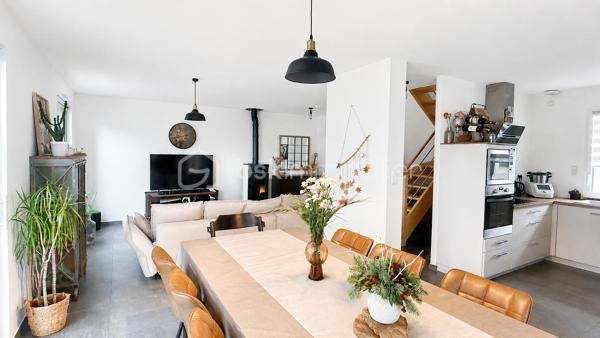 Vous recherchez une maison récente et moderne, dans laquelle vous n'aurez qu'une seule chose à faire, vider vos cartons et profiter ? Alors lisez la suite, j'ai peut-être ce que vous recherchez. 
En effet dans cette maison construite en 2019, tout est fait de l'intérieur aux extérieurs et ce avec soin. 
Nous commencerons la visite par la pièce de vie lumineuse de 40m2. Elle comprend la cuisine aménagée et équipée, le séjour et le salon. Très pratique et spacieuse une buanderie de 9m2 est attenante à la cuisine. Nous poursuivrons la visite avec l'étage. Il distribue un 2ème wc séparé, une salle de bain de 5m2, une première chambre de 9m2 avec placard,  une seconde de 10m2 et une troisième de 11m2 avec sa salle d'eau privative. 
Le mode de chauffage est uniquement le poêle à granulés. Des réserves sont prévues pour des radiateurs si vous souhaitiez en installer en complément mais aucun intérêt à ce jour pour les propriétaires. 
La consommation annuelle de granulés est de moins d'une palette et la consommation électrique totale est de 85€ par mois. 
Les menuiseries sont en aluminium intérieur et extérieur avec volets roulants électriques. La taxe foncière est de 1060€.
Coté stockage, attenant à la buanderie, vous avez un garage de 18m2 avec porte électrique. Les enrobés devant la maison ont été faits en 2020.
La parcelle est partiellement close et le jardin comme la terrasse sont sans vis à vis. 
La maison se situe à proximité des commodités et à 4 minutes du grand site industriel de fabrication d'équipements électroniques S... . 
Alors cette maison remplie une partie de vos critères ? Appelez-moi pour plus de renseignements !