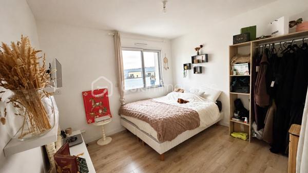 Vous recherchez une maison récente et moderne, dans laquelle vous n'aurez qu'une seule chose à faire, vider vos cartons et profiter ? Alors lisez la suite, j'ai peut-être ce que vous recherchez. 
En effet dans cette maison construite en 2019, tout est fait de l'intérieur aux extérieurs et ce avec soin. 
Nous commencerons la visite par la pièce de vie lumineuse de 40m2. Elle comprend la cuisine aménagée et équipée, le séjour et le salon. Très pratique et spacieuse une buanderie de 9m2 est attenante à la cuisine. Nous poursuivrons la visite avec l'étage. Il distribue un 2ème wc séparé, une salle de bain de 5m2, une première chambre de 9m2 avec placard,  une seconde de 10m2 et une troisième de 11m2 avec sa salle d'eau privative. 
Le mode de chauffage est uniquement le poêle à granulés. Des réserves sont prévues pour des radiateurs si vous souhaitiez en installer en complément mais aucun intérêt à ce jour pour les propriétaires. 
La consommation annuelle de granulés est de moins d'une palette et la consommation électrique totale est de 85€ par mois. 
Les menuiseries sont en aluminium intérieur et extérieur avec volets roulants électriques. La taxe foncière est de 1060€.
Coté stockage, attenant à la buanderie, vous avez un garage de 18m2 avec porte électrique. Les enrobés devant la maison ont été faits en 2020.
La parcelle est partiellement close et le jardin comme la terrasse sont sans vis à vis. 
La maison se situe à proximité des commodités et à 4 minutes du grand site industriel de fabrication d'équipements électroniques S... . 
Alors cette maison remplie une partie de vos critères ? Appelez-moi pour plus de renseignements !