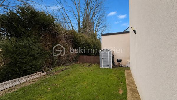 Vous recherchez une maison récente et moderne, dans laquelle vous n'aurez qu'une seule chose à faire, vider vos cartons et profiter ? Alors lisez la suite, j'ai peut-être ce que vous recherchez. 
En effet dans cette maison construite en 2019, tout est fait de l'intérieur aux extérieurs et ce avec soin. 
Nous commencerons la visite par la pièce de vie lumineuse de 40m2. Elle comprend la cuisine aménagée et équipée, le séjour et le salon. Très pratique et spacieuse une buanderie de 9m2 est attenante à la cuisine. Nous poursuivrons la visite avec l'étage. Il distribue un 2ème wc séparé, une salle de bain de 5m2, une première chambre de 9m2 avec placard,  une seconde de 10m2 et une troisième de 11m2 avec sa salle d'eau privative. 
Le mode de chauffage est uniquement le poêle à granulés. Des réserves sont prévues pour des radiateurs si vous souhaitiez en installer en complément mais aucun intérêt à ce jour pour les propriétaires. 
La consommation annuelle de granulés est de moins d'une palette et la consommation électrique totale est de 85€ par mois. 
Les menuiseries sont en aluminium intérieur et extérieur avec volets roulants électriques. La taxe foncière est de 1060€.
Coté stockage, attenant à la buanderie, vous avez un garage de 18m2 avec porte électrique. Les enrobés devant la maison ont été faits en 2020.
La parcelle est partiellement close et le jardin comme la terrasse sont sans vis à vis. 
La maison se situe à proximité des commodités et à 4 minutes du grand site industriel de fabrication d'équipements électroniques S... . 
Alors cette maison remplie une partie de vos critères ? Appelez-moi pour plus de renseignements !