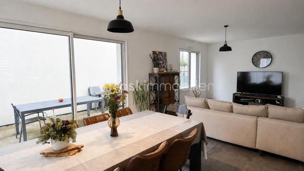 Vous recherchez une maison récente et moderne, dans laquelle vous n'aurez qu'une seule chose à faire, vider vos cartons et profiter ? Alors lisez la suite, j'ai peut-être ce que vous recherchez. 
En effet dans cette maison construite en 2019, tout est fait de l'intérieur aux extérieurs et ce avec soin. 
Nous commencerons la visite par la pièce de vie lumineuse de 40m2. Elle comprend la cuisine aménagée et équipée, le séjour et le salon. Très pratique et spacieuse une buanderie de 9m2 est attenante à la cuisine. Nous poursuivrons la visite avec l'étage. Il distribue un 2ème wc séparé, une salle de bain de 5m2, une première chambre de 9m2 avec placard,  une seconde de 10m2 et une troisième de 11m2 avec sa salle d'eau privative. 
Le mode de chauffage est uniquement le poêle à granulés. Des réserves sont prévues pour des radiateurs si vous souhaitiez en installer en complément mais aucun intérêt à ce jour pour les propriétaires. 
La consommation annuelle de granulés est de moins d'une palette et la consommation électrique totale est de 85€ par mois. 
Les menuiseries sont en aluminium intérieur et extérieur avec volets roulants électriques. La taxe foncière est de 1060€.
Coté stockage, attenant à la buanderie, vous avez un garage de 18m2 avec porte électrique. Les enrobés devant la maison ont été faits en 2020.
La parcelle est partiellement close et le jardin comme la terrasse sont sans vis à vis. 
La maison se situe à proximité des commodités et à 4 minutes du grand site industriel de fabrication d'équipements électroniques S... . 
Alors cette maison remplie une partie de vos critères ? Appelez-moi pour plus de renseignements !