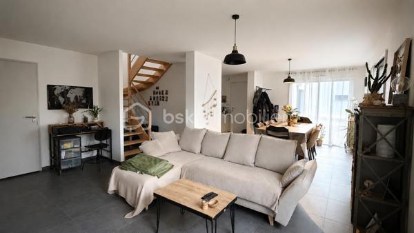 Vous recherchez une maison récente et moderne, dans laquelle vous n'aurez qu'une seule chose à faire, vider vos cartons et profiter ? Alors lisez la suite, j'ai peut-être ce que vous recherchez. 
En effet dans cette maison construite en 2019, tout est fait de l'intérieur aux extérieurs et ce avec soin. 
Nous commencerons la visite par la pièce de vie lumineuse de 40m2. Elle comprend la cuisine aménagée et équipée, le séjour et le salon. Très pratique et spacieuse une buanderie de 9m2 est attenante à la cuisine. Nous poursuivrons la visite avec l'étage. Il distribue un 2ème wc séparé, une salle de bain de 5m2, une première chambre de 9m2 avec placard,  une seconde de 10m2 et une troisième de 11m2 avec sa salle d'eau privative. 
Le mode de chauffage est uniquement le poêle à granulés. Des réserves sont prévues pour des radiateurs si vous souhaitiez en installer en complément mais aucun intérêt à ce jour pour les propriétaires. 
La consommation annuelle de granulés est de moins d'une palette et la consommation électrique totale est de 85€ par mois. 
Les menuiseries sont en aluminium intérieur et extérieur avec volets roulants électriques. La taxe foncière est de 1060€.
Coté stockage, attenant à la buanderie, vous avez un garage de 18m2 avec porte électrique. Les enrobés devant la maison ont été faits en 2020.
La parcelle est partiellement close et le jardin comme la terrasse sont sans vis à vis. 
La maison se situe à proximité des commodités et à 4 minutes du grand site industriel de fabrication d'équipements électroniques S... . 
Alors cette maison remplie une partie de vos critères ? Appelez-moi pour plus de renseignements !