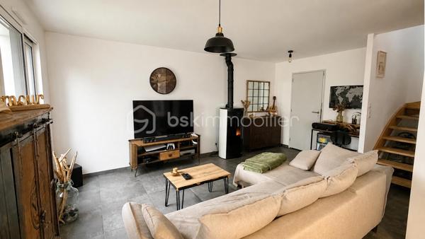 Vous recherchez une maison récente et moderne, dans laquelle vous n'aurez qu'une seule chose à faire, vider vos cartons et profiter ? Alors lisez la suite, j'ai peut-être ce que vous recherchez. 
En effet dans cette maison construite en 2019, tout est fait de l'intérieur aux extérieurs et ce avec soin. 
Nous commencerons la visite par la pièce de vie lumineuse de 40m2. Elle comprend la cuisine aménagée et équipée, le séjour et le salon. Très pratique et spacieuse une buanderie de 9m2 est attenante à la cuisine. Nous poursuivrons la visite avec l'étage. Il distribue un 2ème wc séparé, une salle de bain de 5m2, une première chambre de 9m2 avec placard,  une seconde de 10m2 et une troisième de 11m2 avec sa salle d'eau privative. 
Le mode de chauffage est uniquement le poêle à granulés. Des réserves sont prévues pour des radiateurs si vous souhaitiez en installer en complément mais aucun intérêt à ce jour pour les propriétaires. 
La consommation annuelle de granulés est de moins d'une palette et la consommation électrique totale est de 85€ par mois. 
Les menuiseries sont en aluminium intérieur et extérieur avec volets roulants électriques. La taxe foncière est de 1060€.
Coté stockage, attenant à la buanderie, vous avez un garage de 18m2 avec porte électrique. Les enrobés devant la maison ont été faits en 2020.
La parcelle est partiellement close et le jardin comme la terrasse sont sans vis à vis. 
La maison se situe à proximité des commodités et à 4 minutes du grand site industriel de fabrication d'équipements électroniques S... . 
Alors cette maison remplie une partie de vos critères ? Appelez-moi pour plus de renseignements !