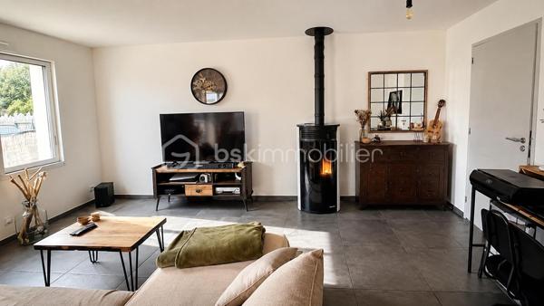 Vous recherchez une maison récente et moderne, dans laquelle vous n'aurez qu'une seule chose à faire, vider vos cartons et profiter ? Alors lisez la suite, j'ai peut-être ce que vous recherchez. 
En effet dans cette maison construite en 2019, tout est fait de l'intérieur aux extérieurs et ce avec soin. 
Nous commencerons la visite par la pièce de vie lumineuse de 40m2. Elle comprend la cuisine aménagée et équipée, le séjour et le salon. Très pratique et spacieuse une buanderie de 9m2 est attenante à la cuisine. Nous poursuivrons la visite avec l'étage. Il distribue un 2ème wc séparé, une salle de bain de 5m2, une première chambre de 9m2 avec placard,  une seconde de 10m2 et une troisième de 11m2 avec sa salle d'eau privative. 
Le mode de chauffage est uniquement le poêle à granulés. Des réserves sont prévues pour des radiateurs si vous souhaitiez en installer en complément mais aucun intérêt à ce jour pour les propriétaires. 
La consommation annuelle de granulés est de moins d'une palette et la consommation électrique totale est de 85€ par mois. 
Les menuiseries sont en aluminium intérieur et extérieur avec volets roulants électriques. La taxe foncière est de 1060€.
Coté stockage, attenant à la buanderie, vous avez un garage de 18m2 avec porte électrique. Les enrobés devant la maison ont été faits en 2020.
La parcelle est partiellement close et le jardin comme la terrasse sont sans vis à vis. 
La maison se situe à proximité des commodités et à 4 minutes du grand site industriel de fabrication d'équipements électroniques S... . 
Alors cette maison remplie une partie de vos critères ? Appelez-moi pour plus de renseignements !