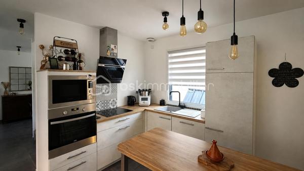 Vous recherchez une maison récente et moderne, dans laquelle vous n'aurez qu'une seule chose à faire, vider vos cartons et profiter ? Alors lisez la suite, j'ai peut-être ce que vous recherchez. 
En effet dans cette maison construite en 2019, tout est fait de l'intérieur aux extérieurs et ce avec soin. 
Nous commencerons la visite par la pièce de vie lumineuse de 40m2. Elle comprend la cuisine aménagée et équipée, le séjour et le salon. Très pratique et spacieuse une buanderie de 9m2 est attenante à la cuisine. Nous poursuivrons la visite avec l'étage. Il distribue un 2ème wc séparé, une salle de bain de 5m2, une première chambre de 9m2 avec placard,  une seconde de 10m2 et une troisième de 11m2 avec sa salle d'eau privative. 
Le mode de chauffage est uniquement le poêle à granulés. Des réserves sont prévues pour des radiateurs si vous souhaitiez en installer en complément mais aucun intérêt à ce jour pour les propriétaires. 
La consommation annuelle de granulés est de moins d'une palette et la consommation électrique totale est de 85€ par mois. 
Les menuiseries sont en aluminium intérieur et extérieur avec volets roulants électriques. La taxe foncière est de 1060€.
Coté stockage, attenant à la buanderie, vous avez un garage de 18m2 avec porte électrique. Les enrobés devant la maison ont été faits en 2020.
La parcelle est partiellement close et le jardin comme la terrasse sont sans vis à vis. 
La maison se situe à proximité des commodités et à 4 minutes du grand site industriel de fabrication d'équipements électroniques S... . 
Alors cette maison remplie une partie de vos critères ? Appelez-moi pour plus de renseignements !