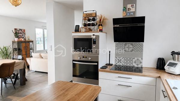 Vous recherchez une maison récente et moderne, dans laquelle vous n'aurez qu'une seule chose à faire, vider vos cartons et profiter ? Alors lisez la suite, j'ai peut-être ce que vous recherchez. 
En effet dans cette maison construite en 2019, tout est fait de l'intérieur aux extérieurs et ce avec soin. 
Nous commencerons la visite par la pièce de vie lumineuse de 40m2. Elle comprend la cuisine aménagée et équipée, le séjour et le salon. Très pratique et spacieuse une buanderie de 9m2 est attenante à la cuisine. Nous poursuivrons la visite avec l'étage. Il distribue un 2ème wc séparé, une salle de bain de 5m2, une première chambre de 9m2 avec placard,  une seconde de 10m2 et une troisième de 11m2 avec sa salle d'eau privative. 
Le mode de chauffage est uniquement le poêle à granulés. Des réserves sont prévues pour des radiateurs si vous souhaitiez en installer en complément mais aucun intérêt à ce jour pour les propriétaires. 
La consommation annuelle de granulés est de moins d'une palette et la consommation électrique totale est de 85€ par mois. 
Les menuiseries sont en aluminium intérieur et extérieur avec volets roulants électriques. La taxe foncière est de 1060€.
Coté stockage, attenant à la buanderie, vous avez un garage de 18m2 avec porte électrique. Les enrobés devant la maison ont été faits en 2020.
La parcelle est partiellement close et le jardin comme la terrasse sont sans vis à vis. 
La maison se situe à proximité des commodités et à 4 minutes du grand site industriel de fabrication d'équipements électroniques S... . 
Alors cette maison remplie une partie de vos critères ? Appelez-moi pour plus de renseignements !