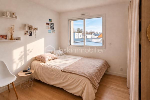 Vous recherchez une maison récente et moderne, dans laquelle vous n'aurez qu'une seule chose à faire, vider vos cartons et profiter ? Alors lisez la suite, j'ai peut-être ce que vous recherchez. 
En effet dans cette maison construite en 2019, tout est fait de l'intérieur aux extérieurs et ce avec soin. 
Nous commencerons la visite par la pièce de vie lumineuse de 40m2. Elle comprend la cuisine aménagée et équipée, le séjour et le salon. Très pratique et spacieuse une buanderie de 9m2 est attenante à la cuisine. Nous poursuivrons la visite avec l'étage. Il distribue un 2ème wc séparé, une salle de bain de 5m2, une première chambre de 9m2 avec placard,  une seconde de 10m2 et une troisième de 11m2 avec sa salle d'eau privative. 
Le mode de chauffage est uniquement le poêle à granulés. Des réserves sont prévues pour des radiateurs si vous souhaitiez en installer en complément mais aucun intérêt à ce jour pour les propriétaires. 
La consommation annuelle de granulés est de moins d'une palette et la consommation électrique totale est de 85€ par mois. 
Les menuiseries sont en aluminium intérieur et extérieur avec volets roulants électriques. La taxe foncière est de 1060€.
Coté stockage, attenant à la buanderie, vous avez un garage de 18m2 avec porte électrique. Les enrobés devant la maison ont été faits en 2020.
La parcelle est partiellement close et le jardin comme la terrasse sont sans vis à vis. 
La maison se situe à proximité des commodités et à 4 minutes du grand site industriel de fabrication d'équipements électroniques S... . 
Alors cette maison remplie une partie de vos critères ? Appelez-moi pour plus de renseignements !
