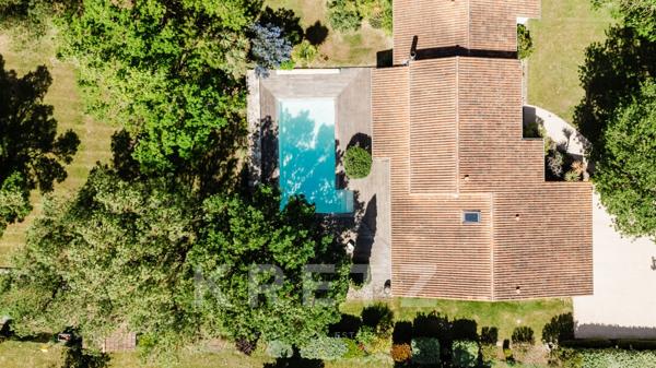 Villa d’architecte à vendre à Clermont-le-Fort avec piscine et beau terrain