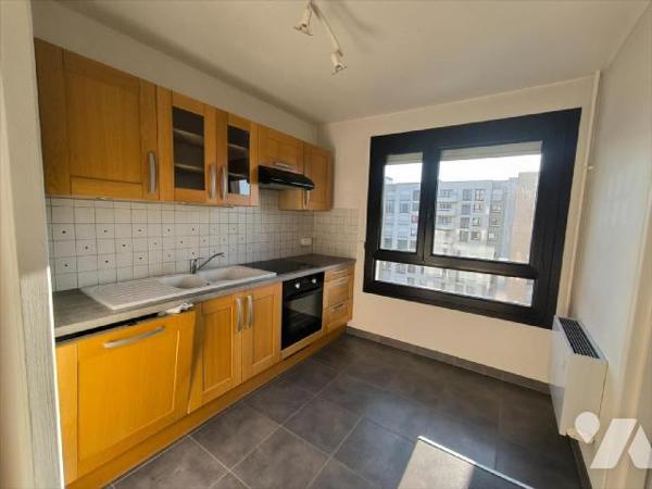 Cet appartement se situe au dixième étage d'une résidence sécurisée dans le quartier Saint Clém...