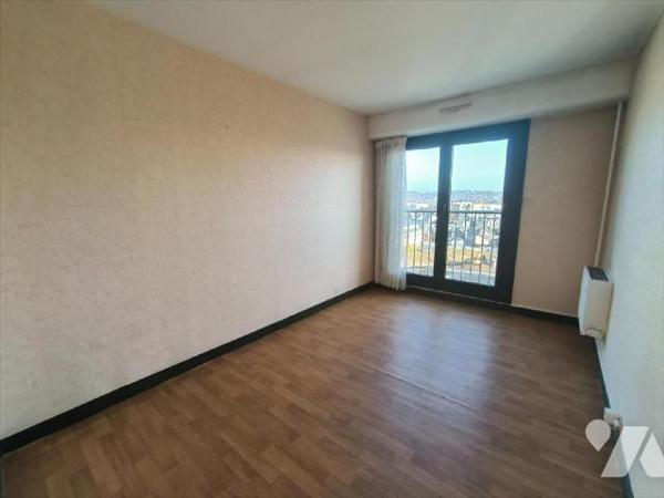 Cet appartement se situe au dixième étage d'une résidence sécurisée dans le quartier Saint Clém...
