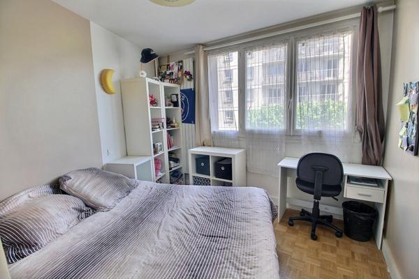 MONTREUIL, AU PIED DU METRO CROIX DE CHAVAUX, PROCHE COMMERCES ET ECOLES, 3 PIECES TRAVERSANT AVEC BALCONS, LOGGIA ET CAVE.