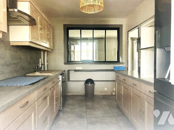 En centre-ville, à proximité immédiate des commerces, maison de plain-pied avec garage et jardin.