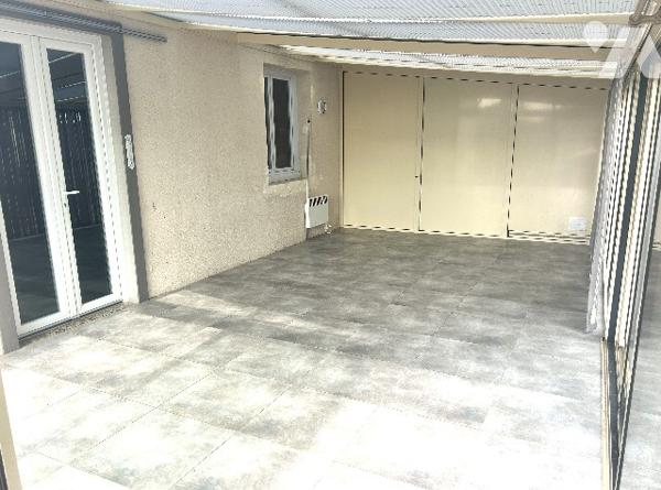 En centre-ville, à proximité immédiate des commerces, maison de plain-pied avec garage et jardin.
