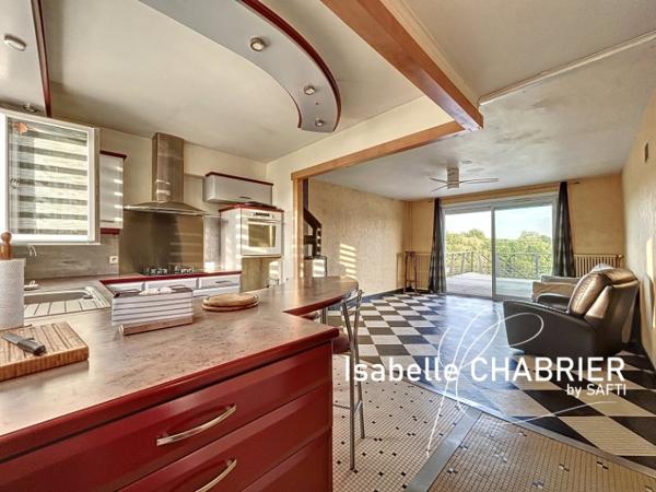 MAISON AU BORD DE LA RIVIERE AVEC GRAND HANGAR