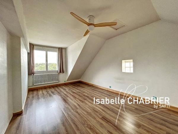 MAISON AU BORD DE LA RIVIERE AVEC GRAND HANGAR