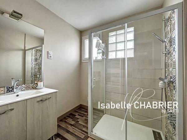 MAISON AU BORD DE LA RIVIERE AVEC GRAND HANGAR