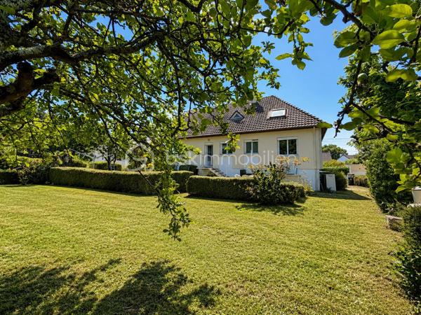 À seulement 15 minutes de Caen, dans un secteur résidentiel calme et recherché de Troarn, découvrez cette agréable maison individuelle offrant de beaux volumes et un cadre de vie idéal pour une famille en quête d’espace et de tranquillité.

Implantée sur une belle parcelle arborée de plus de 1 200 m², cette propriété bénéficie d’un environnement verdoyant et paisible, parfait pour profiter des beaux jours en famille ou entre amis.

D’une surface habitable d’environ 136 m², la maison propose une distribution fonctionnelle avec 3 chambres en rez-de-chaussée et 3 à l'étage, permettant d’accueillir une grande famille, de créer un espace télétravail ou encore des pièces dédiées aux loisirs.

Vous apprécierez également son sous-sol complet d’environ 90 m², offrant de nombreuses possibilités : garage, atelier, espace de stockage ou salle de jeux.

La maison est équipée d’une rampe d’accès facilitant l’accès aux personnes à mobilité réduite, un véritable atout pour le confort de tous.

Les atouts du bien :

- Maison individuelle de 136 m²
- 6 chambres
- Terrain arboré de 1 238 m²
- Sous-sol complet de 90 m²
- Accès PMR
- Quartier calme et recherché
- À proximité des écoles, commerces et services
- À seulement 15 minutes de Caen

À prévoir : 
La maison est parfaitement habitable en l’état, mais un rafraîchissement permettra de la remettre au goût du jour et de révéler tout son potentiel selon vos envies.

Une belle opportunité pour acquérir une maison familiale spacieuse dans un environnement privilégié et y apporter votre touche personnelle.
Une maison aux volumes généreux, un grand jardin, un environnement paisible et un beau potentiel d’évolution : tous les ingrédients sont réunis pour votre futur projet de vie. 
Chauffage: pompe à chaleur.

N’attendez plus pour venir la découvrir ! Contactez moi:  Marion Grandval – BSK Immobilier pour organiser votre visite.