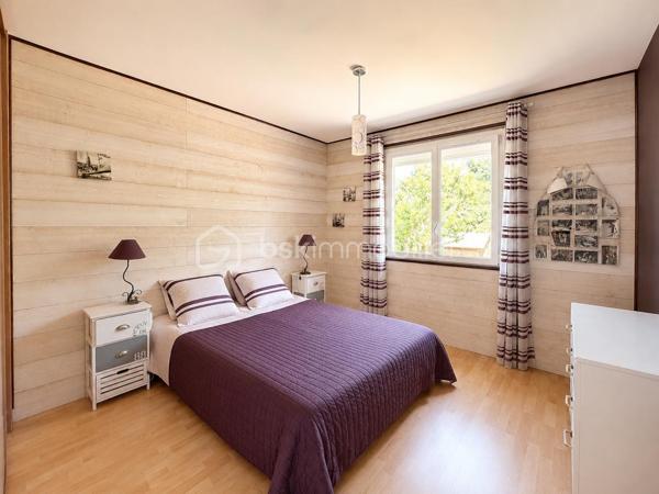 À seulement 15 minutes de Caen, dans un secteur résidentiel calme et recherché de Troarn, découvrez cette agréable maison individuelle offrant de beaux volumes et un cadre de vie idéal pour une famille en quête d’espace et de tranquillité.

Implantée sur une belle parcelle arborée de plus de 1 200 m², cette propriété bénéficie d’un environnement verdoyant et paisible, parfait pour profiter des beaux jours en famille ou entre amis.

D’une surface habitable d’environ 136 m², la maison propose une distribution fonctionnelle avec 3 chambres en rez-de-chaussée et 3 à l'étage, permettant d’accueillir une grande famille, de créer un espace télétravail ou encore des pièces dédiées aux loisirs.

Vous apprécierez également son sous-sol complet d’environ 90 m², offrant de nombreuses possibilités : garage, atelier, espace de stockage ou salle de jeux.

La maison est équipée d’une rampe d’accès facilitant l’accès aux personnes à mobilité réduite, un véritable atout pour le confort de tous.

Les atouts du bien :

- Maison individuelle de 136 m²
- 6 chambres
- Terrain arboré de 1 238 m²
- Sous-sol complet de 90 m²
- Accès PMR
- Quartier calme et recherché
- À proximité des écoles, commerces et services
- À seulement 15 minutes de Caen

À prévoir : 
La maison est parfaitement habitable en l’état, mais un rafraîchissement permettra de la remettre au goût du jour et de révéler tout son potentiel selon vos envies.

Une belle opportunité pour acquérir une maison familiale spacieuse dans un environnement privilégié et y apporter votre touche personnelle.
Une maison aux volumes généreux, un grand jardin, un environnement paisible et un beau potentiel d’évolution : tous les ingrédients sont réunis pour votre futur projet de vie. 
Chauffage: pompe à chaleur.

N’attendez plus pour venir la découvrir ! Contactez moi:  Marion Grandval – BSK Immobilier pour organiser votre visite.