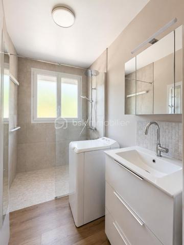 À seulement 15 minutes de Caen, dans un secteur résidentiel calme et recherché de Troarn, découvrez cette agréable maison individuelle offrant de beaux volumes et un cadre de vie idéal pour une famille en quête d’espace et de tranquillité.

Implantée sur une belle parcelle arborée de plus de 1 200 m², cette propriété bénéficie d’un environnement verdoyant et paisible, parfait pour profiter des beaux jours en famille ou entre amis.

D’une surface habitable d’environ 136 m², la maison propose une distribution fonctionnelle avec 3 chambres en rez-de-chaussée et 3 à l'étage, permettant d’accueillir une grande famille, de créer un espace télétravail ou encore des pièces dédiées aux loisirs.

Vous apprécierez également son sous-sol complet d’environ 90 m², offrant de nombreuses possibilités : garage, atelier, espace de stockage ou salle de jeux.

La maison est équipée d’une rampe d’accès facilitant l’accès aux personnes à mobilité réduite, un véritable atout pour le confort de tous.

Les atouts du bien :

- Maison individuelle de 136 m²
- 6 chambres
- Terrain arboré de 1 238 m²
- Sous-sol complet de 90 m²
- Accès PMR
- Quartier calme et recherché
- À proximité des écoles, commerces et services
- À seulement 15 minutes de Caen

À prévoir : 
La maison est parfaitement habitable en l’état, mais un rafraîchissement permettra de la remettre au goût du jour et de révéler tout son potentiel selon vos envies.

Une belle opportunité pour acquérir une maison familiale spacieuse dans un environnement privilégié et y apporter votre touche personnelle.
Une maison aux volumes généreux, un grand jardin, un environnement paisible et un beau potentiel d’évolution : tous les ingrédients sont réunis pour votre futur projet de vie. 
Chauffage: pompe à chaleur.

N’attendez plus pour venir la découvrir ! Contactez moi:  Marion Grandval – BSK Immobilier pour organiser votre visite.