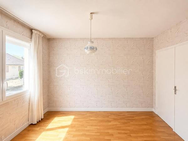 À seulement 15 minutes de Caen, dans un secteur résidentiel calme et recherché de Troarn, découvrez cette agréable maison individuelle offrant de beaux volumes et un cadre de vie idéal pour une famille en quête d’espace et de tranquillité.

Implantée sur une belle parcelle arborée de plus de 1 200 m², cette propriété bénéficie d’un environnement verdoyant et paisible, parfait pour profiter des beaux jours en famille ou entre amis.

D’une surface habitable d’environ 136 m², la maison propose une distribution fonctionnelle avec 3 chambres en rez-de-chaussée et 3 à l'étage, permettant d’accueillir une grande famille, de créer un espace télétravail ou encore des pièces dédiées aux loisirs.

Vous apprécierez également son sous-sol complet d’environ 90 m², offrant de nombreuses possibilités : garage, atelier, espace de stockage ou salle de jeux.

La maison est équipée d’une rampe d’accès facilitant l’accès aux personnes à mobilité réduite, un véritable atout pour le confort de tous.

Les atouts du bien :

- Maison individuelle de 136 m²
- 6 chambres
- Terrain arboré de 1 238 m²
- Sous-sol complet de 90 m²
- Accès PMR
- Quartier calme et recherché
- À proximité des écoles, commerces et services
- À seulement 15 minutes de Caen

À prévoir : 
La maison est parfaitement habitable en l’état, mais un rafraîchissement permettra de la remettre au goût du jour et de révéler tout son potentiel selon vos envies.

Une belle opportunité pour acquérir une maison familiale spacieuse dans un environnement privilégié et y apporter votre touche personnelle.
Une maison aux volumes généreux, un grand jardin, un environnement paisible et un beau potentiel d’évolution : tous les ingrédients sont réunis pour votre futur projet de vie. 
Chauffage: pompe à chaleur.

N’attendez plus pour venir la découvrir ! Contactez moi:  Marion Grandval – BSK Immobilier pour organiser votre visite.
