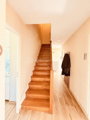 À seulement 15 minutes de Caen, dans un secteur résidentiel calme et recherché de Troarn, découvrez cette agréable maison individuelle offrant de beaux volumes et un cadre de vie idéal pour une famille en quête d’espace et de tranquillité.

Implantée sur une belle parcelle arborée de plus de 1 200 m², cette propriété bénéficie d’un environnement verdoyant et paisible, parfait pour profiter des beaux jours en famille ou entre amis.

D’une surface habitable d’environ 136 m², la maison propose une distribution fonctionnelle avec 3 chambres en rez-de-chaussée et 3 à l'étage, permettant d’accueillir une grande famille, de créer un espace télétravail ou encore des pièces dédiées aux loisirs.

Vous apprécierez également son sous-sol complet d’environ 90 m², offrant de nombreuses possibilités : garage, atelier, espace de stockage ou salle de jeux.

La maison est équipée d’une rampe d’accès facilitant l’accès aux personnes à mobilité réduite, un véritable atout pour le confort de tous.

Les atouts du bien :

- Maison individuelle de 136 m²
- 6 chambres
- Terrain arboré de 1 238 m²
- Sous-sol complet de 90 m²
- Accès PMR
- Quartier calme et recherché
- À proximité des écoles, commerces et services
- À seulement 15 minutes de Caen

À prévoir : 
La maison est parfaitement habitable en l’état, mais un rafraîchissement permettra de la remettre au goût du jour et de révéler tout son potentiel selon vos envies.

Une belle opportunité pour acquérir une maison familiale spacieuse dans un environnement privilégié et y apporter votre touche personnelle.
Une maison aux volumes généreux, un grand jardin, un environnement paisible et un beau potentiel d’évolution : tous les ingrédients sont réunis pour votre futur projet de vie. 
Chauffage: pompe à chaleur.

N’attendez plus pour venir la découvrir ! Contactez moi:  Marion Grandval – BSK Immobilier pour organiser votre visite.