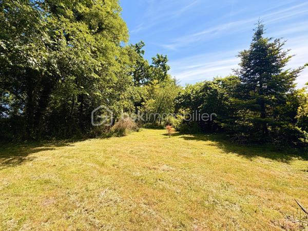 À seulement 15 minutes de Caen, dans un secteur résidentiel calme et recherché de Troarn, découvrez cette agréable maison individuelle offrant de beaux volumes et un cadre de vie idéal pour une famille en quête d’espace et de tranquillité.

Implantée sur une belle parcelle arborée de plus de 1 200 m², cette propriété bénéficie d’un environnement verdoyant et paisible, parfait pour profiter des beaux jours en famille ou entre amis.

D’une surface habitable d’environ 136 m², la maison propose une distribution fonctionnelle avec 3 chambres en rez-de-chaussée et 3 à l'étage, permettant d’accueillir une grande famille, de créer un espace télétravail ou encore des pièces dédiées aux loisirs.

Vous apprécierez également son sous-sol complet d’environ 90 m², offrant de nombreuses possibilités : garage, atelier, espace de stockage ou salle de jeux.

La maison est équipée d’une rampe d’accès facilitant l’accès aux personnes à mobilité réduite, un véritable atout pour le confort de tous.

Les atouts du bien :

- Maison individuelle de 136 m²
- 6 chambres
- Terrain arboré de 1 238 m²
- Sous-sol complet de 90 m²
- Accès PMR
- Quartier calme et recherché
- À proximité des écoles, commerces et services
- À seulement 15 minutes de Caen

À prévoir : 
La maison est parfaitement habitable en l’état, mais un rafraîchissement permettra de la remettre au goût du jour et de révéler tout son potentiel selon vos envies.

Une belle opportunité pour acquérir une maison familiale spacieuse dans un environnement privilégié et y apporter votre touche personnelle.
Une maison aux volumes généreux, un grand jardin, un environnement paisible et un beau potentiel d’évolution : tous les ingrédients sont réunis pour votre futur projet de vie. 
Chauffage: pompe à chaleur.

N’attendez plus pour venir la découvrir ! Contactez moi:  Marion Grandval – BSK Immobilier pour organiser votre visite.