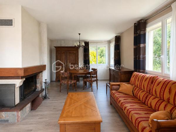 À seulement 15 minutes de Caen, dans un secteur résidentiel calme et recherché de Troarn, découvrez cette agréable maison individuelle offrant de beaux volumes et un cadre de vie idéal pour une famille en quête d’espace et de tranquillité.

Implantée sur une belle parcelle arborée de plus de 1 200 m², cette propriété bénéficie d’un environnement verdoyant et paisible, parfait pour profiter des beaux jours en famille ou entre amis.

D’une surface habitable d’environ 136 m², la maison propose une distribution fonctionnelle avec 3 chambres en rez-de-chaussée et 3 à l'étage, permettant d’accueillir une grande famille, de créer un espace télétravail ou encore des pièces dédiées aux loisirs.

Vous apprécierez également son sous-sol complet d’environ 90 m², offrant de nombreuses possibilités : garage, atelier, espace de stockage ou salle de jeux.

La maison est équipée d’une rampe d’accès facilitant l’accès aux personnes à mobilité réduite, un véritable atout pour le confort de tous.

Les atouts du bien :

- Maison individuelle de 136 m²
- 6 chambres
- Terrain arboré de 1 238 m²
- Sous-sol complet de 90 m²
- Accès PMR
- Quartier calme et recherché
- À proximité des écoles, commerces et services
- À seulement 15 minutes de Caen

À prévoir : 
La maison est parfaitement habitable en l’état, mais un rafraîchissement permettra de la remettre au goût du jour et de révéler tout son potentiel selon vos envies.

Une belle opportunité pour acquérir une maison familiale spacieuse dans un environnement privilégié et y apporter votre touche personnelle.
Une maison aux volumes généreux, un grand jardin, un environnement paisible et un beau potentiel d’évolution : tous les ingrédients sont réunis pour votre futur projet de vie. 
Chauffage: pompe à chaleur.

N’attendez plus pour venir la découvrir ! Contactez moi:  Marion Grandval – BSK Immobilier pour organiser votre visite.