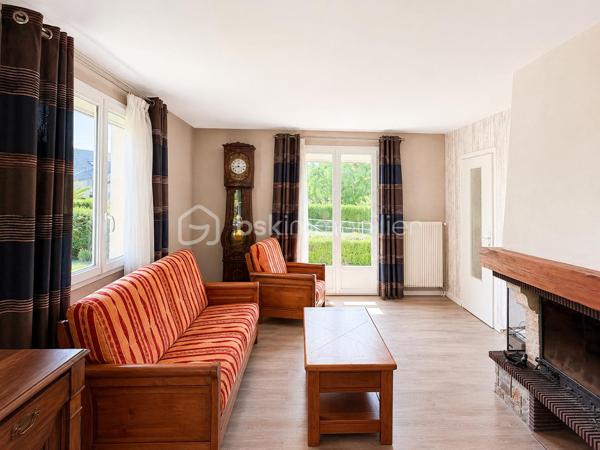 À seulement 15 minutes de Caen, dans un secteur résidentiel calme et recherché de Troarn, découvrez cette agréable maison individuelle offrant de beaux volumes et un cadre de vie idéal pour une famille en quête d’espace et de tranquillité.

Implantée sur une belle parcelle arborée de plus de 1 200 m², cette propriété bénéficie d’un environnement verdoyant et paisible, parfait pour profiter des beaux jours en famille ou entre amis.

D’une surface habitable d’environ 136 m², la maison propose une distribution fonctionnelle avec 3 chambres en rez-de-chaussée et 3 à l'étage, permettant d’accueillir une grande famille, de créer un espace télétravail ou encore des pièces dédiées aux loisirs.

Vous apprécierez également son sous-sol complet d’environ 90 m², offrant de nombreuses possibilités : garage, atelier, espace de stockage ou salle de jeux.

La maison est équipée d’une rampe d’accès facilitant l’accès aux personnes à mobilité réduite, un véritable atout pour le confort de tous.

Les atouts du bien :

- Maison individuelle de 136 m²
- 6 chambres
- Terrain arboré de 1 238 m²
- Sous-sol complet de 90 m²
- Accès PMR
- Quartier calme et recherché
- À proximité des écoles, commerces et services
- À seulement 15 minutes de Caen

À prévoir : 
La maison est parfaitement habitable en l’état, mais un rafraîchissement permettra de la remettre au goût du jour et de révéler tout son potentiel selon vos envies.

Une belle opportunité pour acquérir une maison familiale spacieuse dans un environnement privilégié et y apporter votre touche personnelle.
Une maison aux volumes généreux, un grand jardin, un environnement paisible et un beau potentiel d’évolution : tous les ingrédients sont réunis pour votre futur projet de vie. 
Chauffage: pompe à chaleur.

N’attendez plus pour venir la découvrir ! Contactez moi:  Marion Grandval – BSK Immobilier pour organiser votre visite.