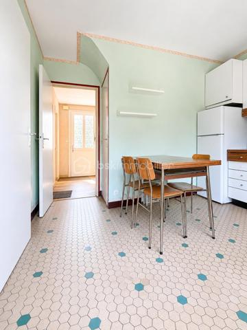À seulement 15 minutes de Caen, dans un secteur résidentiel calme et recherché de Troarn, découvrez cette agréable maison individuelle offrant de beaux volumes et un cadre de vie idéal pour une famille en quête d’espace et de tranquillité.

Implantée sur une belle parcelle arborée de plus de 1 200 m², cette propriété bénéficie d’un environnement verdoyant et paisible, parfait pour profiter des beaux jours en famille ou entre amis.

D’une surface habitable d’environ 136 m², la maison propose une distribution fonctionnelle avec 3 chambres en rez-de-chaussée et 3 à l'étage, permettant d’accueillir une grande famille, de créer un espace télétravail ou encore des pièces dédiées aux loisirs.

Vous apprécierez également son sous-sol complet d’environ 90 m², offrant de nombreuses possibilités : garage, atelier, espace de stockage ou salle de jeux.

La maison est équipée d’une rampe d’accès facilitant l’accès aux personnes à mobilité réduite, un véritable atout pour le confort de tous.

Les atouts du bien :

- Maison individuelle de 136 m²
- 6 chambres
- Terrain arboré de 1 238 m²
- Sous-sol complet de 90 m²
- Accès PMR
- Quartier calme et recherché
- À proximité des écoles, commerces et services
- À seulement 15 minutes de Caen

À prévoir : 
La maison est parfaitement habitable en l’état, mais un rafraîchissement permettra de la remettre au goût du jour et de révéler tout son potentiel selon vos envies.

Une belle opportunité pour acquérir une maison familiale spacieuse dans un environnement privilégié et y apporter votre touche personnelle.
Une maison aux volumes généreux, un grand jardin, un environnement paisible et un beau potentiel d’évolution : tous les ingrédients sont réunis pour votre futur projet de vie. 
Chauffage: pompe à chaleur.

N’attendez plus pour venir la découvrir ! Contactez moi:  Marion Grandval – BSK Immobilier pour organiser votre visite.