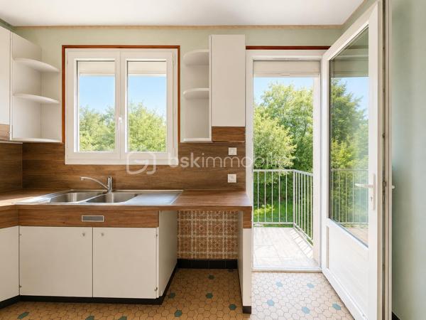 À seulement 15 minutes de Caen, dans un secteur résidentiel calme et recherché de Troarn, découvrez cette agréable maison individuelle offrant de beaux volumes et un cadre de vie idéal pour une famille en quête d’espace et de tranquillité.

Implantée sur une belle parcelle arborée de plus de 1 200 m², cette propriété bénéficie d’un environnement verdoyant et paisible, parfait pour profiter des beaux jours en famille ou entre amis.

D’une surface habitable d’environ 136 m², la maison propose une distribution fonctionnelle avec 3 chambres en rez-de-chaussée et 3 à l'étage, permettant d’accueillir une grande famille, de créer un espace télétravail ou encore des pièces dédiées aux loisirs.

Vous apprécierez également son sous-sol complet d’environ 90 m², offrant de nombreuses possibilités : garage, atelier, espace de stockage ou salle de jeux.

La maison est équipée d’une rampe d’accès facilitant l’accès aux personnes à mobilité réduite, un véritable atout pour le confort de tous.

Les atouts du bien :

- Maison individuelle de 136 m²
- 6 chambres
- Terrain arboré de 1 238 m²
- Sous-sol complet de 90 m²
- Accès PMR
- Quartier calme et recherché
- À proximité des écoles, commerces et services
- À seulement 15 minutes de Caen

À prévoir : 
La maison est parfaitement habitable en l’état, mais un rafraîchissement permettra de la remettre au goût du jour et de révéler tout son potentiel selon vos envies.

Une belle opportunité pour acquérir une maison familiale spacieuse dans un environnement privilégié et y apporter votre touche personnelle.
Une maison aux volumes généreux, un grand jardin, un environnement paisible et un beau potentiel d’évolution : tous les ingrédients sont réunis pour votre futur projet de vie. 
Chauffage: pompe à chaleur.

N’attendez plus pour venir la découvrir ! Contactez moi:  Marion Grandval – BSK Immobilier pour organiser votre visite.