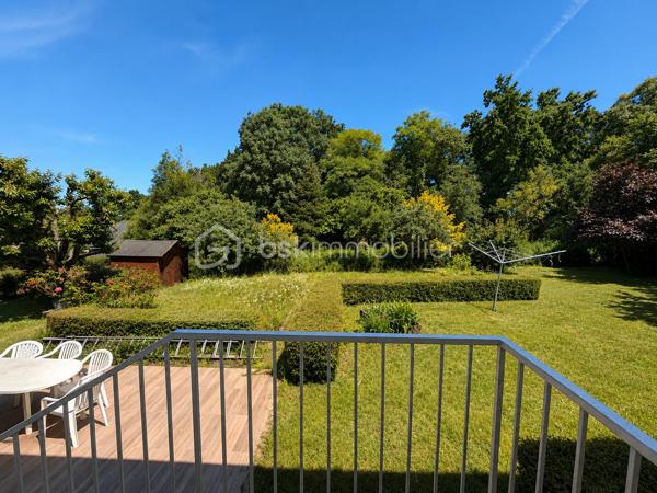 À seulement 15 minutes de Caen, dans un secteur résidentiel calme et recherché de Troarn, découvrez cette agréable maison individuelle offrant de beaux volumes et un cadre de vie idéal pour une famille en quête d’espace et de tranquillité.

Implantée sur une belle parcelle arborée de plus de 1 200 m², cette propriété bénéficie d’un environnement verdoyant et paisible, parfait pour profiter des beaux jours en famille ou entre amis.

D’une surface habitable d’environ 136 m², la maison propose une distribution fonctionnelle avec 3 chambres en rez-de-chaussée et 3 à l'étage, permettant d’accueillir une grande famille, de créer un espace télétravail ou encore des pièces dédiées aux loisirs.

Vous apprécierez également son sous-sol complet d’environ 90 m², offrant de nombreuses possibilités : garage, atelier, espace de stockage ou salle de jeux.

La maison est équipée d’une rampe d’accès facilitant l’accès aux personnes à mobilité réduite, un véritable atout pour le confort de tous.

Les atouts du bien :

- Maison individuelle de 136 m²
- 6 chambres
- Terrain arboré de 1 238 m²
- Sous-sol complet de 90 m²
- Accès PMR
- Quartier calme et recherché
- À proximité des écoles, commerces et services
- À seulement 15 minutes de Caen

À prévoir : 
La maison est parfaitement habitable en l’état, mais un rafraîchissement permettra de la remettre au goût du jour et de révéler tout son potentiel selon vos envies.

Une belle opportunité pour acquérir une maison familiale spacieuse dans un environnement privilégié et y apporter votre touche personnelle.
Une maison aux volumes généreux, un grand jardin, un environnement paisible et un beau potentiel d’évolution : tous les ingrédients sont réunis pour votre futur projet de vie. 
Chauffage: pompe à chaleur.

N’attendez plus pour venir la découvrir ! Contactez moi:  Marion Grandval – BSK Immobilier pour organiser votre visite.